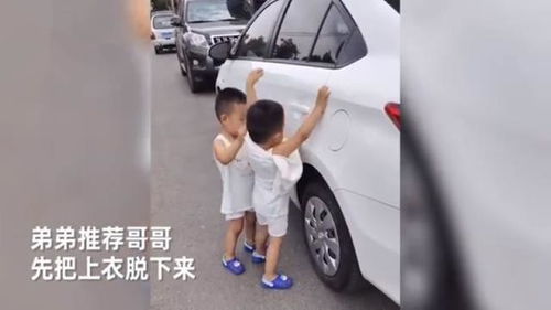 双胞胎兄弟的衣服被卡在门口 弟弟一通操作后神反转笑喷众人(北京抱错了双胞胎兄弟后续)