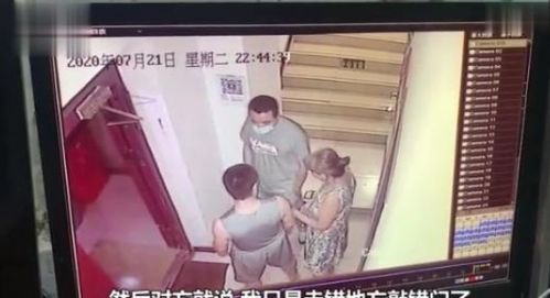 女孩在深夜被一个陌生的男人追赶到门口 男敲门:我想约你出去(深夜想一个女孩)