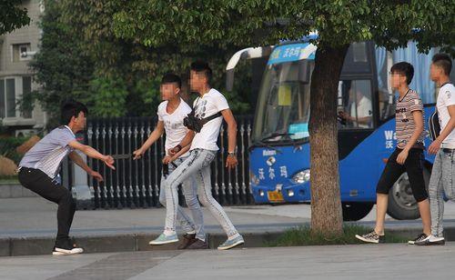 成都6人围殴17岁男孩对其泼热油,男孩不敢反抗,网友 无妄之灾