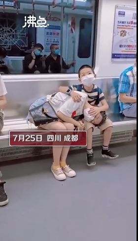 母亲躺在儿子腿上睡着 网友:小男人负责(母亲梦见儿子腿断了)