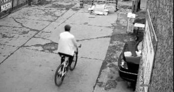 第一辆自行车被偷 去查监控不料监控正 直播 另一辆被偷 