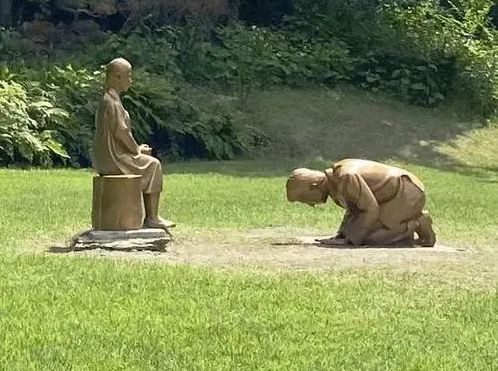 韩国植物园安倍下跪谢罪雕像 日本网友生气:立即制裁韩国(韩国外岛植物园)