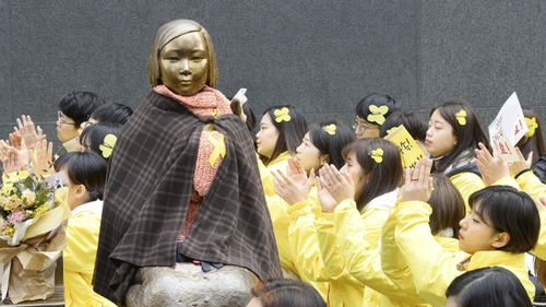 韩国新建 慰安妇 雕像引热议 雕像前跪着的男子像安倍晋三