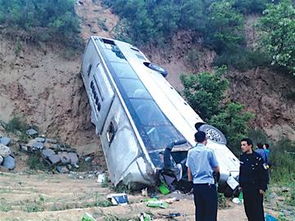 陕西旅游大巴坠崖已致 死 