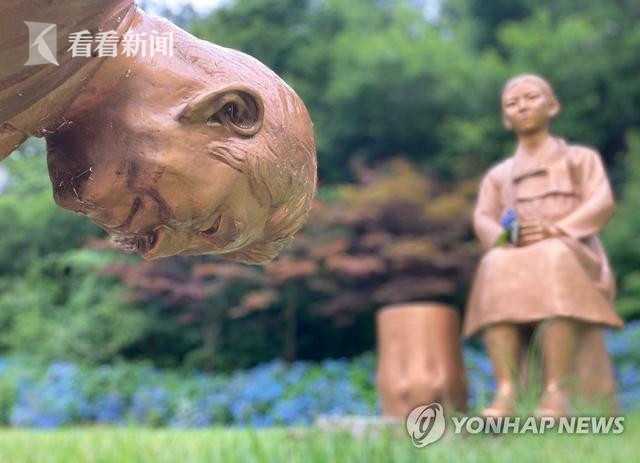 下跪感谢安倍的罪雕像 韩国媒体报道,民间设立象征着日本首相安