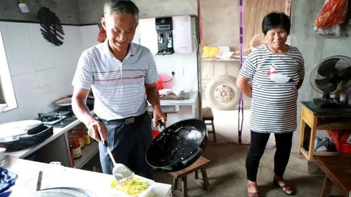 消防员修完大堤吃饭吃出 家的味道 转身一看瞬间泪目