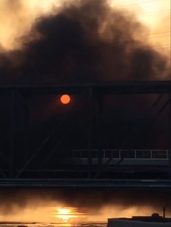 化学列车在美国一运脱轨起火,目击者:就像地狱里的一幕