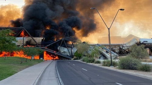 美国一运有化学品列车脱轨起火 10节车厢被烧 压塌铁路桥