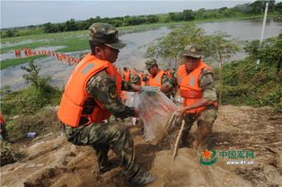 大批武警官兵力守鄱阳湖大堤 搬运沙袋6000袋