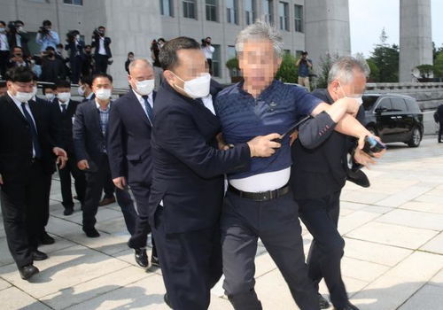 韩国总统文在寅被老大爷扔鞋 文在寅出席国会开幕式遭老大爷扔鞋抗议 