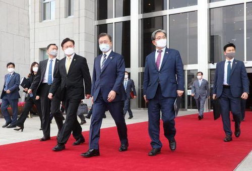韩国总统文在寅出席国会演讲 离开时被男子扔鞋抗议(韩国总统文在寅简介)