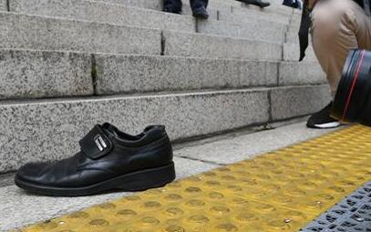 韩国总统文在寅被扔鞋抗议,太欺人太甚了,扔鞋还说这样的话
