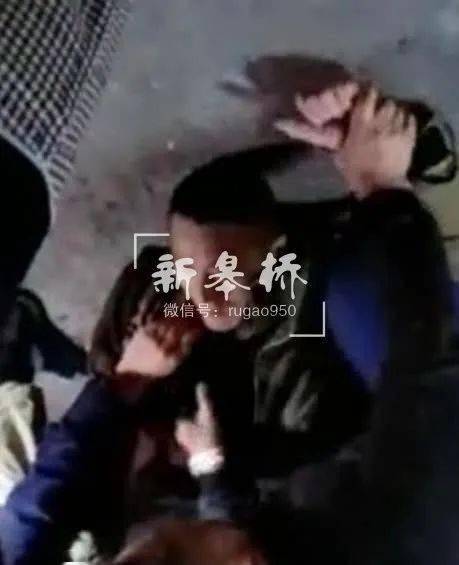 如皋一男子被抓现行 警方已介入