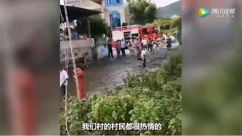 好样的 湍急洪水中男子开挖掘机挡住客车救下14人