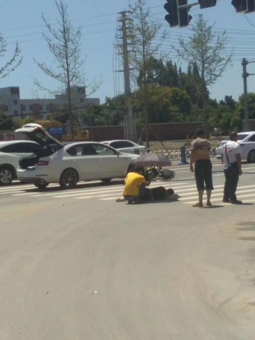 崇礼路口电瓶车与小车相撞 电瓶车驾驶员......