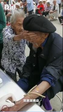 临沂98岁爷爷抽血100岁奶奶帮捂眼睛 场景感人温馨