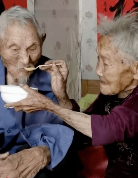 98岁爷爷怕抽血,100岁老伴出手了,网友 这就是爱情的模样