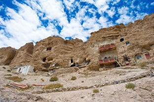 西藏也有悬空寺 藏在陡峭的山崖上 曾是僧人闭关苦修之地