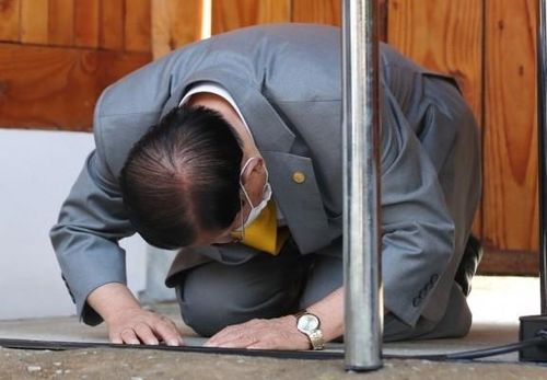 89岁新天地总统一大早就被逮捕了!首尔市长跪下感谢他