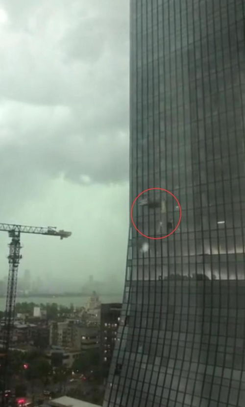 武汉大风雷电预警后一施工吊篮撞上高楼外墙 相关部门已赶赴现场处置