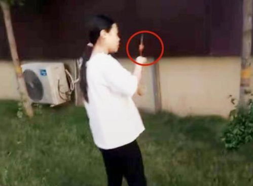 我去倒垃圾 孕妈下楼半个小时未回,老公出门找到时哭笑不得