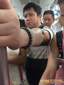 成都地铁女乘客遭 咸猪手 变态男偷摸其臀部 