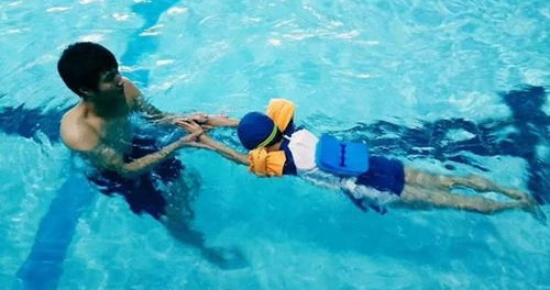 8岁男童学游泳,遭教练3次猛摔入泳池,游泳馆回应不是虐待