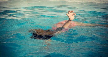 泳池溺水自爬上岸 本能的反应才是救他的最根本原因