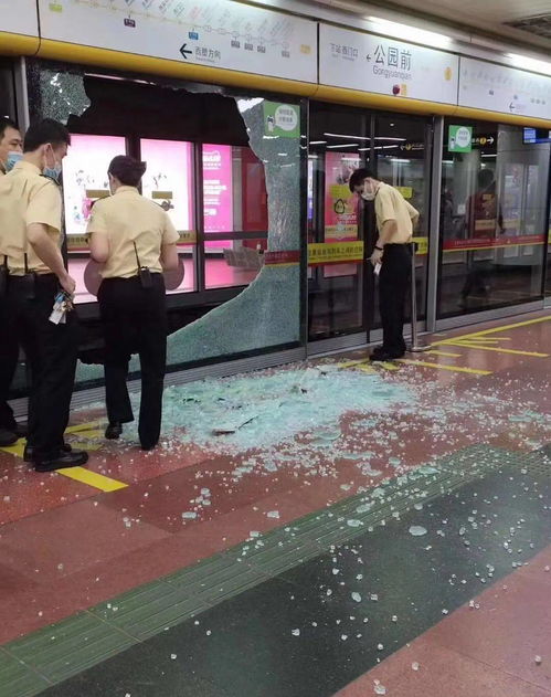 广州地铁一号线公园前站台玻璃门爆裂,未造成人员受伤