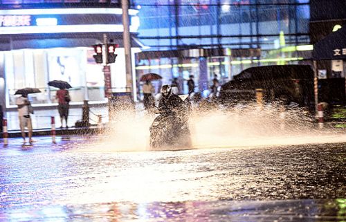 昨晚沈阳暴雨中的 火龙 到底咋回事...雨还要下