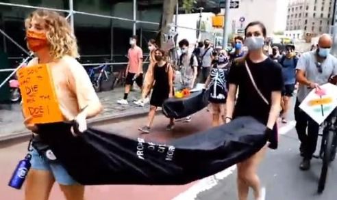 因不满学校疫情下重开,纽约民众抬棺材和裹尸袋上街抗议