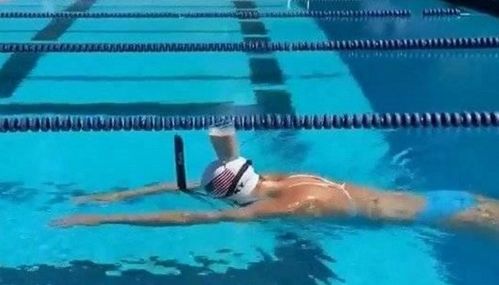 游泳名将头顶牛奶游泳 最近,国际著名游泳运动员凯蒂莱德基将头