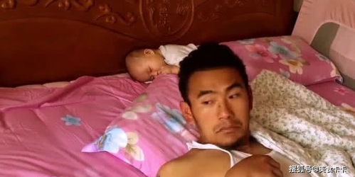 爸爸和宝宝睡觉,醒来发现宝宝不见了,妈妈在一旁哭笑不得