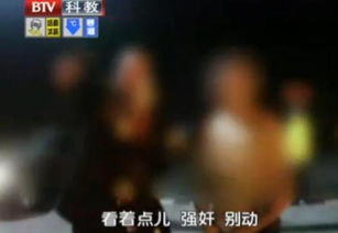 女子高跟鞋踹交警 脱光上衣往交警身上扑 这是什么情况
