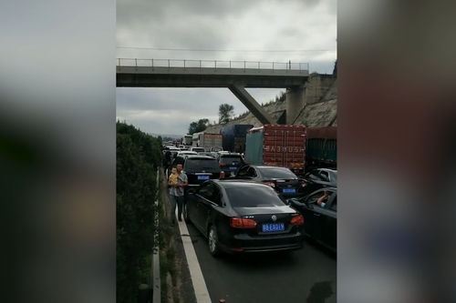 二广高速山西阳曲段14车追尾,其中有4辆货车,已致1人死亡