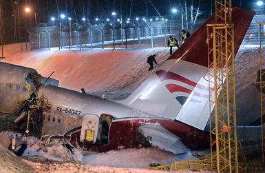 俄罗斯客机冲出跑道断为三截 