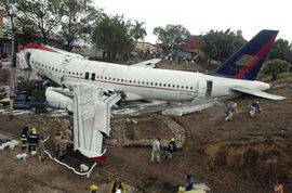 洪都拉斯 客机冲出跑道 数十人伤亡 