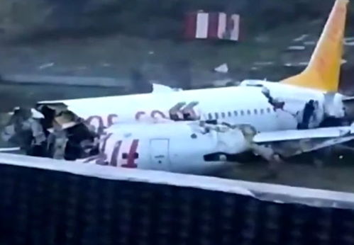 土耳其一架波音737客机冲出跑道 机身断成两截