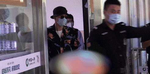 走红的代价 李现机场被围拍,突然发飙指着群众怒吼 离我远点