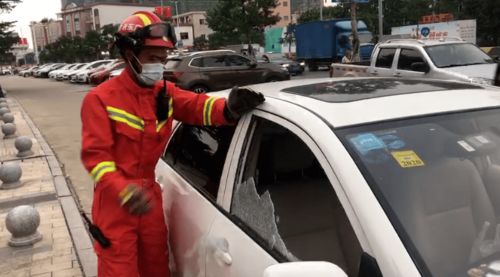 中山一2岁男童反锁车内,消防紧急破窗救援
