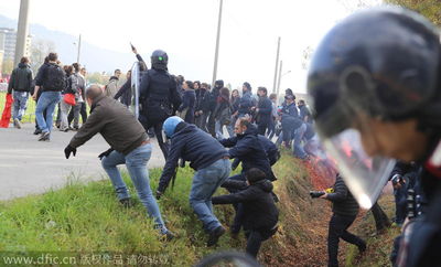 意大利爆发反对总理示威 示威者与警方发生激烈冲突 