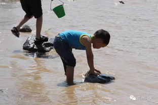 小孩溺亡 平凉家长注意 最近天热 看好孩子 不要在河边戏水 