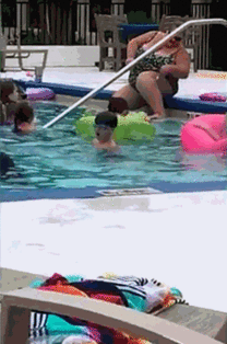 女子游泳池记录丈夫儿子的戏水画 意外地拍下了一个惊险的场景(女子被男子打进游泳池)