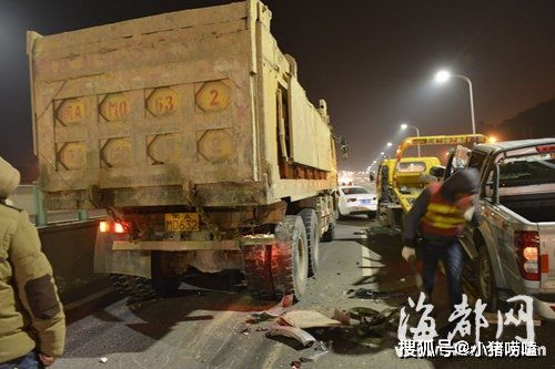 大学生情侣追尾渣土车当场身亡 司机下车看了 眼就走