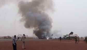 载44人飞机在南苏丹机场坠毁 