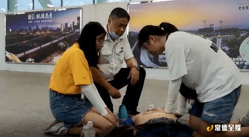 两名医学生跪着救人,痛哭无效视频引热议