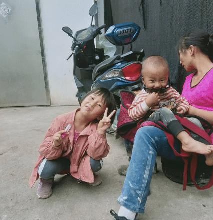与奶奶放牛期间,云南3岁男童被一开白车女子抱走,警方设卡查缉