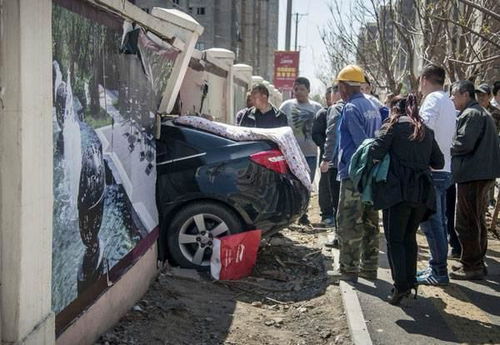 重庆女司机拿驾照一个月,下车忘拉手刹,其丈夫被撞出两米远