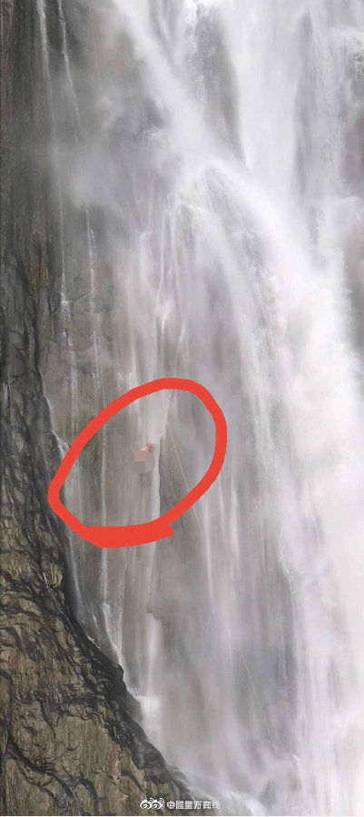 两驴友贵州网红瀑布瀑降被困,其中1人确认死亡 官方 仍在救援另一人 