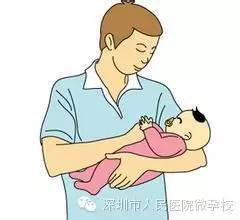 新手爸爸抱着刚出生的婴儿 家人笑着说:怎么看都像是在排雷(爸爸抱着刚出生的宝宝)